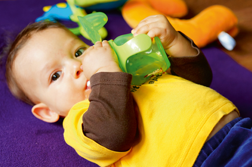 IFG18_6-12_Baby bottle feeding_s.jpg