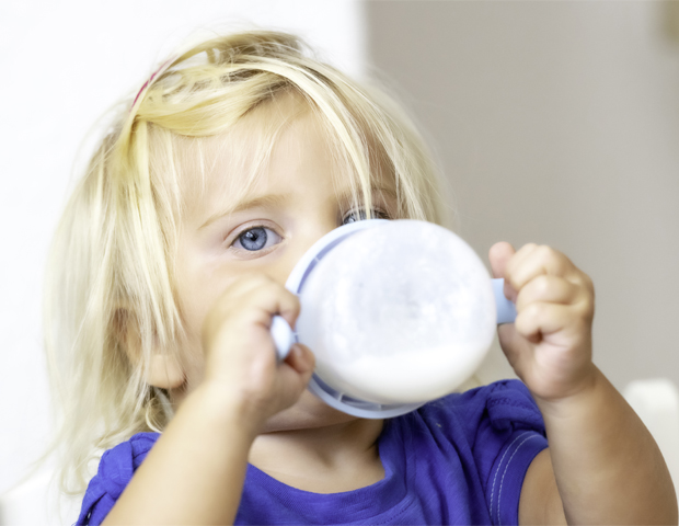 Toddler_drinking milk_s.jpg