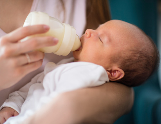 Bottle feeding_mum_young baby_s.jpg